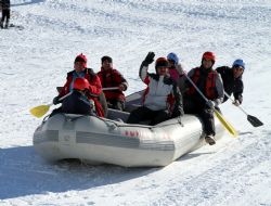 Kar üzerinde rafting keyfi 
